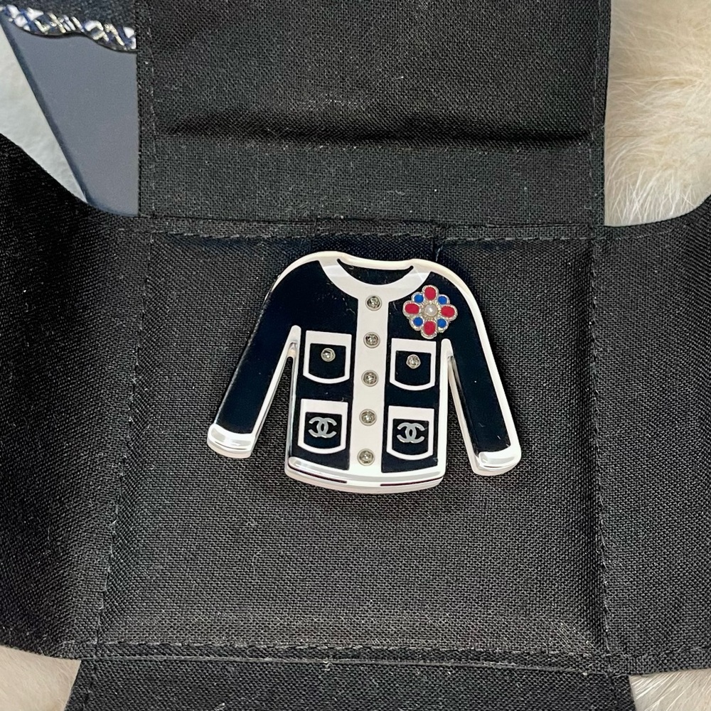 CHANEL Cardigan Resin Pearl Tweed CC Brooch Black White